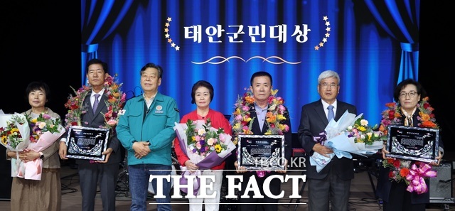 2023년 10월 6일 태안군청소년수련관에서 개최된 제23회 태안군민대상 시상식에서 부문별 태안군민대상 수상자들이 기념식 행사 후 가세로 군수와 함께 기념 촬영을 하고 있닫./ 태안군