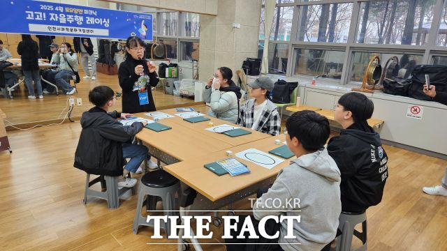 고고! 자율주행 레이싱 분야 참가 청소년들이 자율주행 원리와 레이싱 체험을 하고 있다. /인천대학교