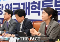  연금개혁 특별위원회 첫 회의 참석한 강선우 의원 [포토]