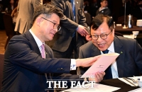  지체장애인협회장과 대화 나누는 이기일 보건복지부 1차관 [포토]