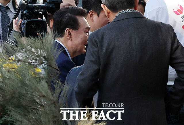 주민들의 환영 받으며 사저 입장하는 윤 전 대통령.
