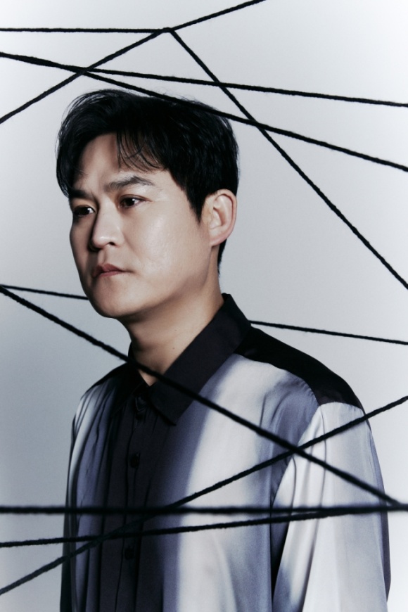 배우 김성균이 넷플릭스 시리즈 악연에서 길룡으로 분해 이희준 박해수 등과 호흡을 맞췄다. /넷플릭스