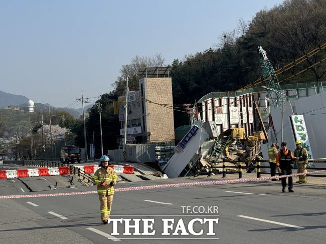 소방관들이 공사장 주변에서 작업자 구조작업을 벌이고 있다./경기도소방재난본부