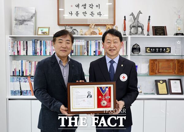 주식회사 동원이엔씨(대표 강준호, 사진 왼쪽)가 ‘ESG 실천기업 캠페인’ 참여와 누적 기부금 1000만 원 이상 달성의 공로로 11일 대한적십자사 대전·세종지사로붜 ‘대한적십자사 회원 유공장 명예장’을 수상했다./대한적십자사 대전·세종지사