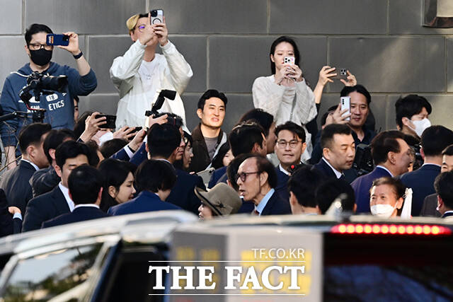 주민들의 환영을 받으며 입주하는 윤 전 대통령 뒤로 김건희 여사가 뒤따르고 있다.