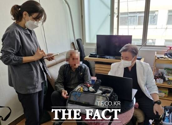 경기 파주시 특화사업인 복지두드림데이 대상자를 찾아간 의료진들이 건강 검진을 진행하고 있다. /파주시