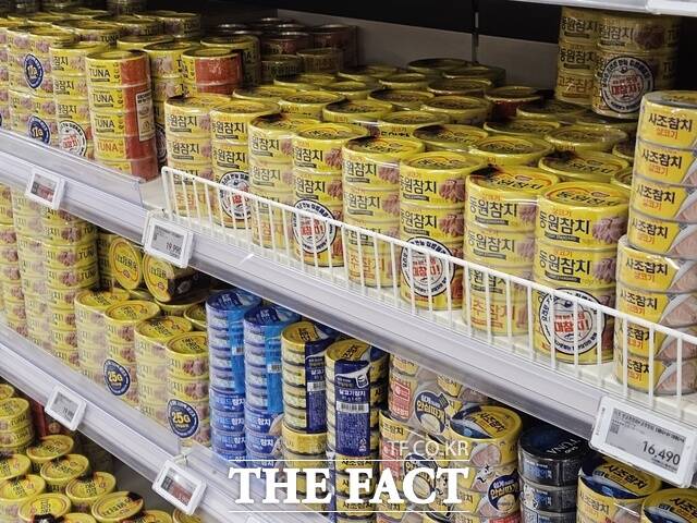 참치캔에 사용되는 참치 종은 가다랑어로 일반적으로 초밥, 횟감용으로 쓰이는 참다랑어와는 다른 종류다. 사진은 서울 시내 한 대형마트에 진열된 참치캔 제품들 모습 /우지수 기자