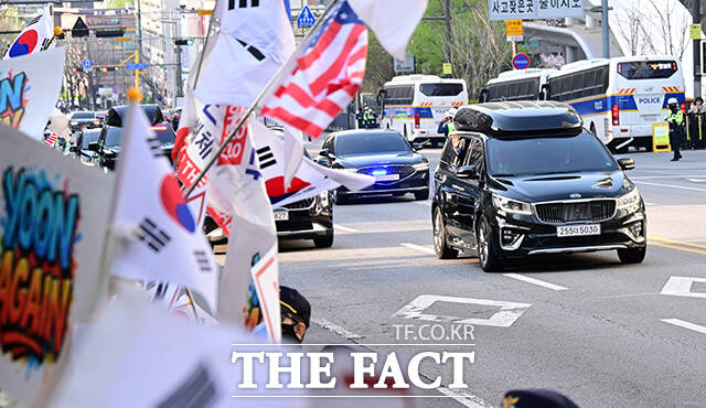 아크로비스타로 향하며 지지자들에게 손흔드는 윤 전 대통령.