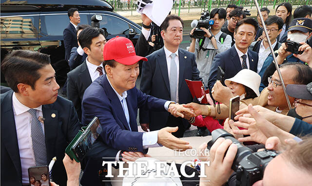 윤석열 전 대통령이 11일 오후 서울 용산구 대통령 관저에서 나와 지지자들을 향해 손 인사를 하고 있다. /서예원 기자