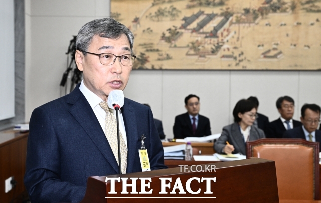 정근식 서울시교육감은 11일 SNS에 글을 올려 서울 양천구에서 고3학생이 수업 중 교사를 폭행한 사건에 대해 참담하다며 선생님의 빠른 회복을 최우선으로 지원하겠다고 강조했다./박헌우 기자