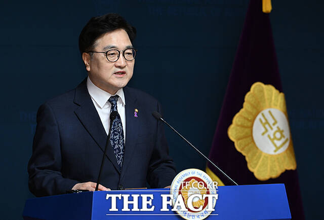 우원식 국회의장이 11일 한덕구 대통령 권한대행 국무총리의 헌법재판관 지명과 관련해 헌법재판소에 효력정지 가처분 신청 및 권한쟁의심판을 청구한다고 밝혔다. 우 의장은 대통령 권한대행이 자격 없는 자라면 국회의 인사청문권한이 현저하게 침해되는 또 다른 국헌문란 행위라고 비판했다. /박헌우 기자