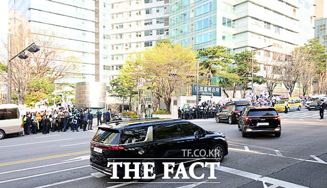 윤 전 대통령 부부가 탑승한 차량과 경호차량들이 사저로 들어서고 있다.