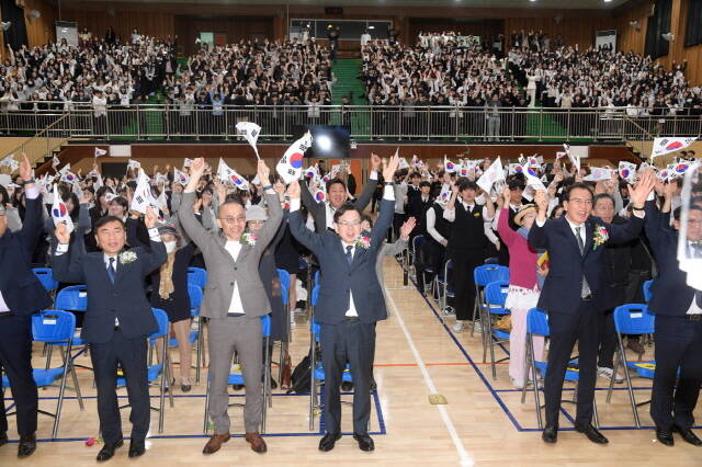 고광완 광주광역시 행정부시장이 광주숭일고등학교에서 열린 제106주년 대한민국임시정부수립 기념식에 참석해 참석자들과 함께 만세삼창을 하고 있다. /광주시