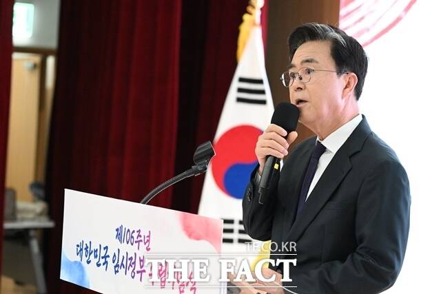김태흠 충남도지사가 11일 충남도서관 대강당에서 열린 제106주년 임시정부 수립 기념식에서 애국선열의 정신을 계승해 대한민국의 미래를 열어 나가겠다고 밝히고 있다. /충남도