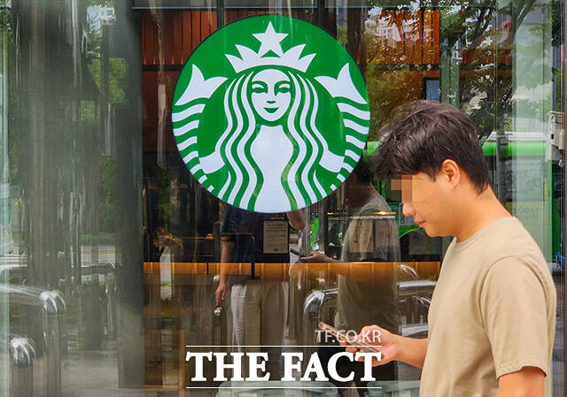 스타벅스 코리아가 일부 매장에 키오스크 도입을 검토 중이다. /더팩트DB