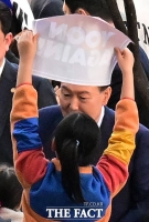  주민들의 환호 받으며 사저 복귀하는 윤석열 [포토]