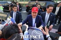  '다시 한국을 위대하게(MKGA)'...빨간 모자 쓴 윤석열 [TF사진관]