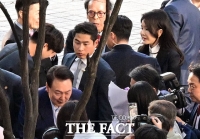  주민들과 인사 나누는 윤석열-김건희 [포토]