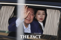  관저 나서는 윤석열 전 대통령 부부 [TF포착]