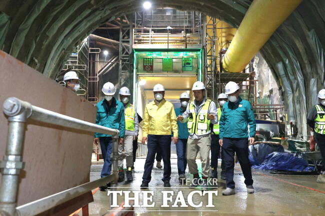 최대호 안양시장 등이 12일 오전 월곶~판교 복선전철 공사현장을 찾아 점검하고 있다. /안양시