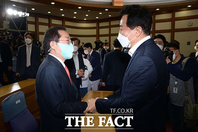 국민의힘 대선 주자 홍준표 전 대구시장이 오세훈 서울시장의 대선 불출마 선언에 우리당에 대한 충정이라며 오 시장을 추켜세웠다. 사진은 지난 2022년 5월 당시 국민의힘 홍준표 대구광역시장 후보(왼쪽)와 오세훈 서울시장 후보가 발대식 및 공천장 수여식에서 만나 대화하는 모습. /더팩트DB
