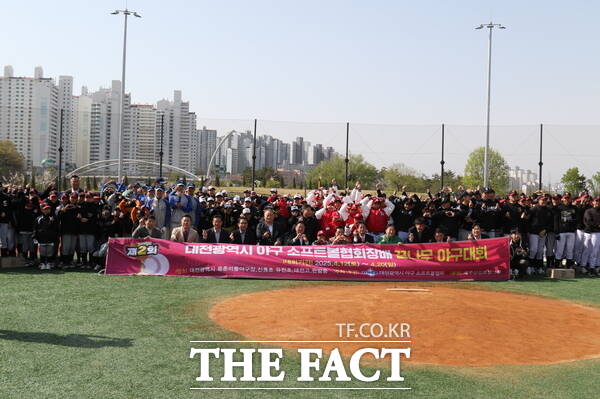 제2회 대전광역시야구소프트볼협회장기 꿈나무 야구대회 개막식이 13일 대전 중구 중촌리틀야구장에서 개최됐다. /정예준 기자