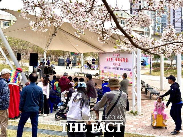 세종시 고운동과 고운동 주민자치회가 12일 실개천 꽃복숭아 산책로에서 걷기행사를 열었다. /세종시