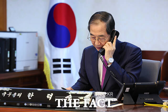 더불어민주당이 한덕수 대통령 권한대행 국무총리의 대선 출마설에 대해 국정을 볼모로 대권을 저울질하는 한덕수 권한대행은 양심이 있느냐고 비판했다. 한덕수 대통령 권한대행 국무총리가 지난 8일 서울 종로구 정부서울청사에서 도널드 트럼프 미국 대통령과 통화를 하고 있다. /국무총리실