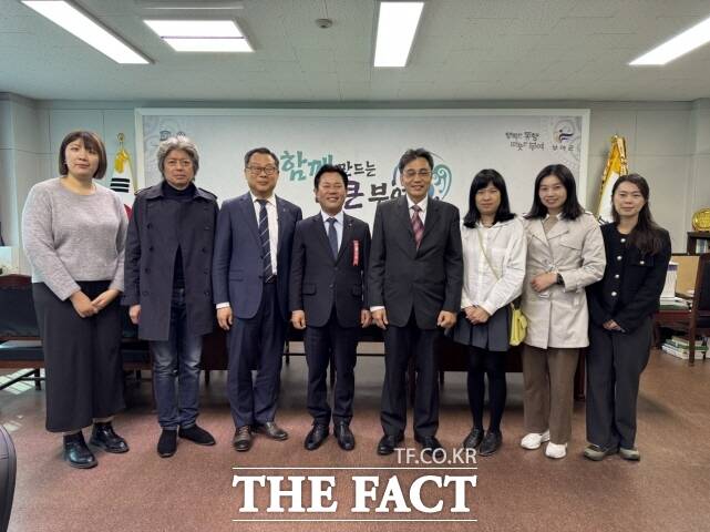 대만 가오슝시 경제발전국 공무원 등 관계자들이 부여군 지역화폐인 굿뜨래페이의 운영 사례를 벤치마킹하기위해 부여군을 방문하고 군수실에서 박정현 부여군수(왼쪽 4번째)와 단체 기념 촬영을 하고 있다. /부여군