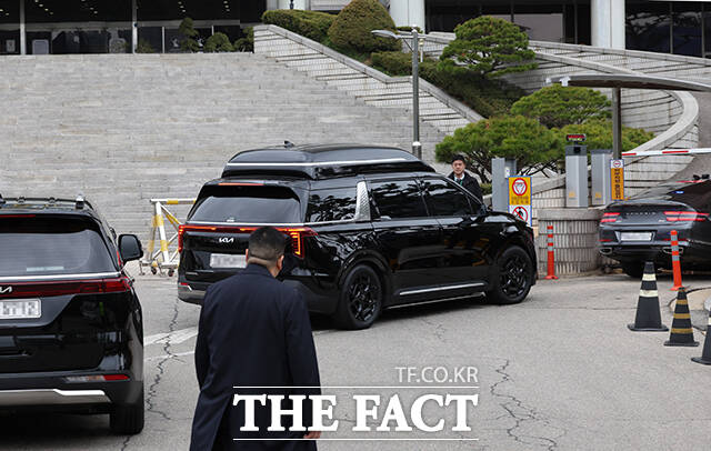 법원의 결정으로 지하주차장을 통해 법원에 출석하는 윤 전 대통령. /사진공동취재단