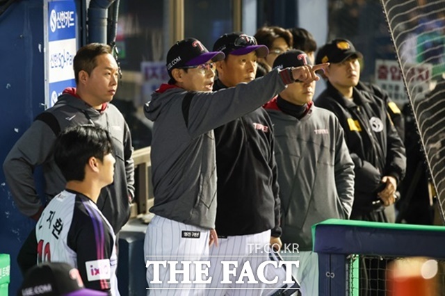 염경엽 LG 트윈스 감독(왼쪽에서 두번째)과 김정준 수석코치(왼쪽에서 세번째)가 11일 잠실 두산전 심판 판정에 대해 얘기를 나누고 있다. /LG 트윈스