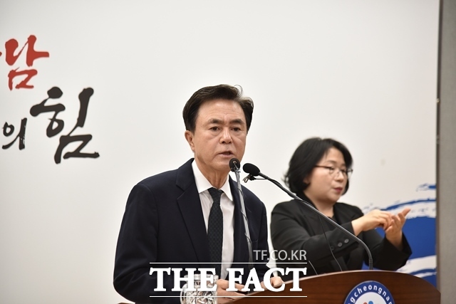 김태흠 충남도지사가 14일 도청 프레스센터에서 열린 미 관세 부과 조치 관련 충남도 대응 방안 기자회견에서 최근 국민의힘 내부에서 나온 조기 대선 후보 관련, 한덕수 총리 차출론에 대해 용병으로 되겠냐며 부정적 견해를 밝히고 있다.