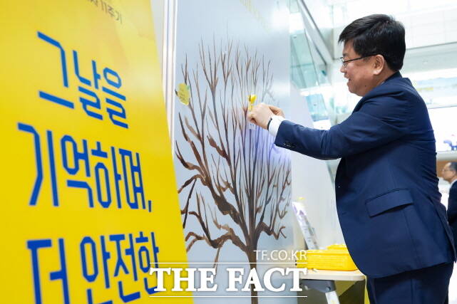 세종시교육청이 오는 17일까지 5일간 세월호 참사 11주기를 맞아 ‘안전·추모 주간’으로 정하고 다양한 추모 행사를 운영하고 있는 가운데 최교진 교육감이 행사장에서 노랑리본을 매달고 있다. /세종시교육청