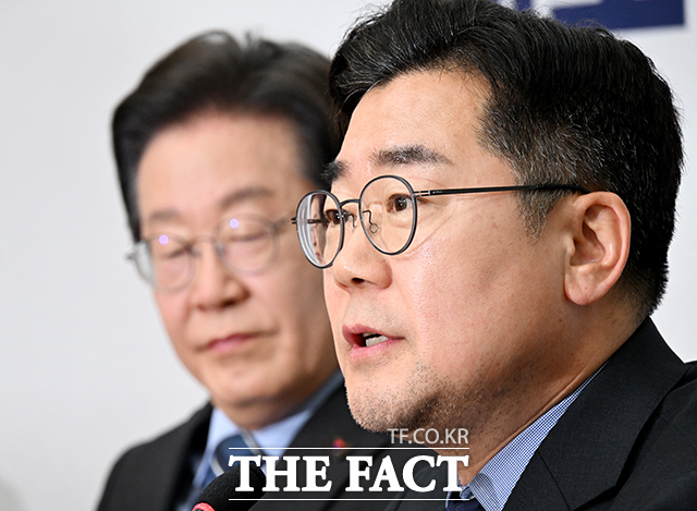 박찬대 더불어민주당 당대표 직무대행 겸 원내대표 대통령 권한대행이 난가병(나인가? 병)에 걸려 있으니 제대로 대응했겠나라며 미국 정부의 한국 민감국가 지정에 대한 정부 대응을 비판했다. /배정한 기자