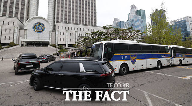이날 열린 재판으로 법원 내부에 경찰 버스가 줄지어 서 있는 모습. /사진공동취재단