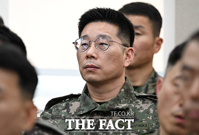 윤석열 전 대통령의 내란 우두머리 혐의 사건 공판에 증인으로 출석한 조성현 육군 수도방위사령부 제1경비단장(대령)과 김형기 특수전사령부 1특전대대장(중령)이 국회의원을 끌어내라는 지시를 받았다고 증언했다. 조 단장이 지난 2월 서울 여의도 국회에서 열린 윤석열 정부의 비상계엄 선포를 통한 내란 혐의 진상규명 국정조사 청문회에 참석하고 있다. /국회=박헌우 기자