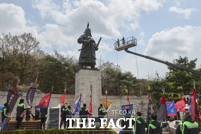 13일 아산 신정호 공원에서 제64회 아산 성웅 이순신축제의 시작을 알리는 사전 행사로 이순신 장군 동상 친수식이 열리고 있다./아산시