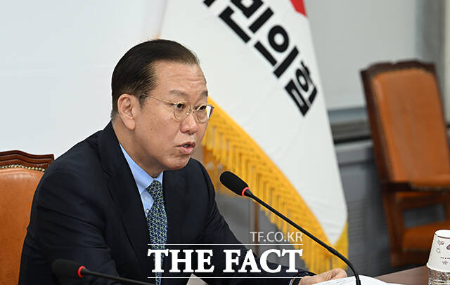 권영세 국민의힘 비상대책위원장이 14일 국회에서 열린 비상대책위원회의에서 모든 후보는 같은 출발선에 서야 하고 같은 기준 아래 경쟁해야 한다라며 특정인을 옹립하는 일도 누구의 불이익을 주는 일도 없을 것이라고 밝혔다. /박헌우 기자