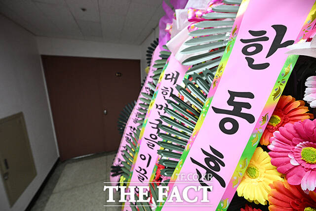 한 전 대표의 선거 캠프 관계자는 아직 필요한 집기가 들어오고 있고, 예정된 개소식은 없다고 전했다.
