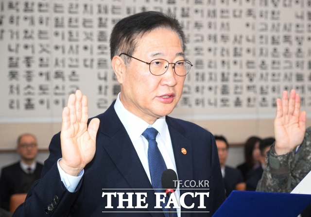 박성재 법무부 장관은 14일 한덕수 대통령 권한대행 국무총리의 대통령 몫 헌법재판관 후보자 지명과 관련해 행정부 몫으로 총리가 필요성이 있다면 임명할 수 있다고 생각한다고 밝혔다. /박헌우 기자