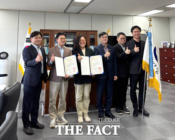 조달청이 14일 정책소통평가 우수기관으로 인정받아 국무총리 표창을 수상했다. 왼쪽부터 박철웅 대변인, 온라인 담당 한명일 사무관, 강은경 주무관, 평가 담당 이용훈 사무관, 언론 담당 김대호 사무관이 표창장 및 단체표창 수치를 전달한 뒤 기념 촬영을 하고 있다./조달청