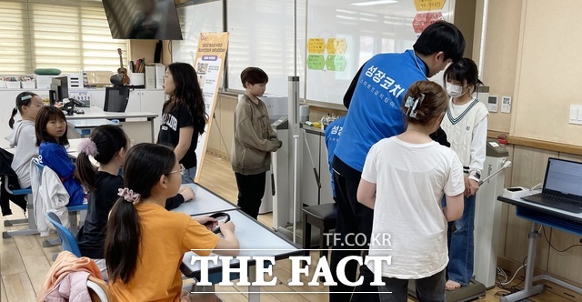 태안청소년수련원에서 지난 10일과 11일 태안 관내 청소년들이 군의 청소년 AI 성장발달 지원 사업에 참여해 신체 측정을 하고 있다. /태안군
