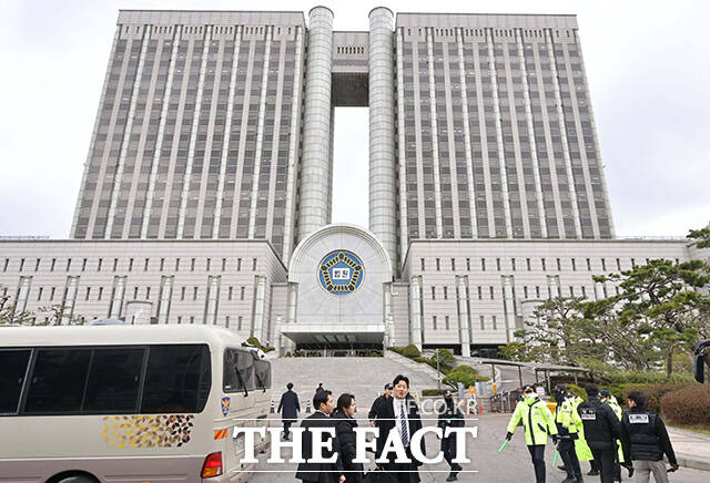 윤 전 대통령의 법원 출석을 앞두고 분주한 모습의 서울중앙지방법원. /사진공동취재단