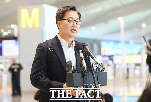 김동연 경기도지사는 더불어민주당의 국민참여경선을 원칙이 무너졌다고 지적하면서도 유불리에 연연하지 않고 당당하게 가겠다고 말했다. /인천국제공항=장윤석 기자