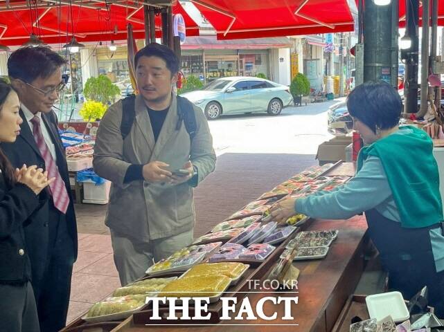 대만 가오슝시 경제발전국 공무원 등 관계자들이 부여군을 방문해 지역화폐 굿뜨래페이의 운영 사례를 벤치마킹하면서 중앙시장에서 굿뜨래페이를 직접 체험하고 있다. /부여군