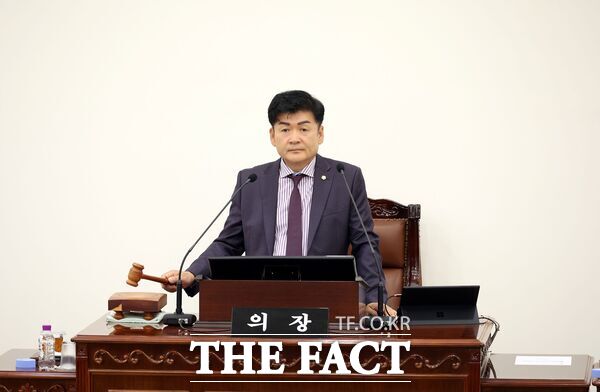 대전시 유성구의회가 14일부터 25일까지 12일간의 일정으로 제277회 임시회를 개회했다. 김동수 의장이 개회사를 하고 있다./유성구의회
