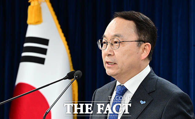 구병삼 통일부 대변인이 14일 오전 서울 종로구 정부서울청사에서 정례브리핑을 하고 있다. /임영무 기자