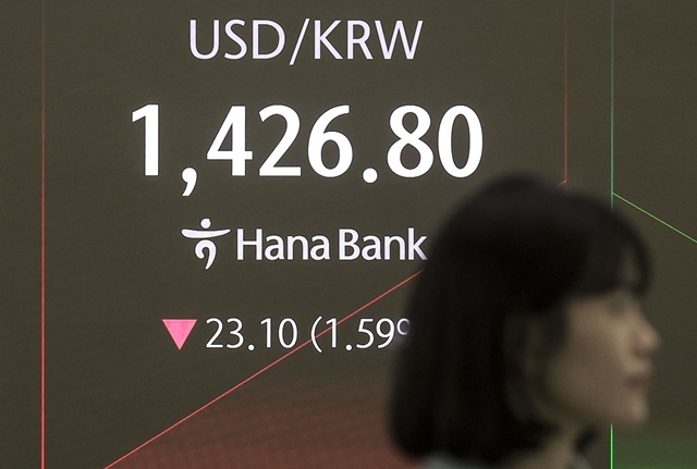 14일 서울 외환시장에서 원·달러 환율은 전 거래일 주간거래 종가(1449.9원)보다 21.9원 내린 1428.0원에 거래를 시작했다. /뉴시스