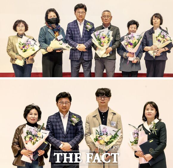 최충규 대덕구청장과 모범장애인 및 장애인 복지 유공 수상자들이 15일 대덕구청소년어울림센터에서 열린 제45회 장애인의 날 기념행사에서 표창장 수여식을 가졌다. /대덕구