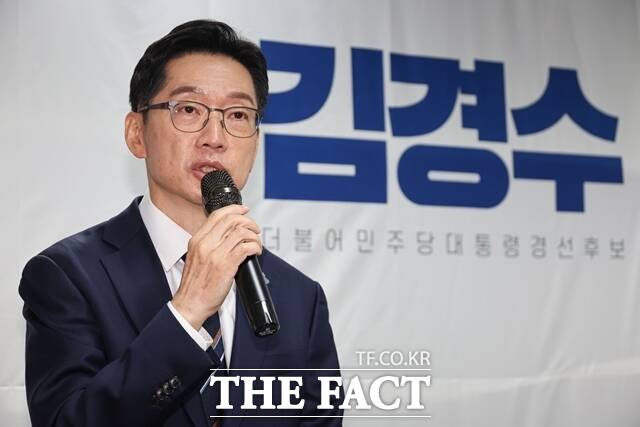 김경수 전 경남지사는 15일 더불어민주당의 제21대 대통령 선거 경선이 국민참여경선으로 확정된 데 대해 아쉬움을 드러냈다. 김 전 지사는 김두관 전 의원의 경선 불출마 결정에 대해 충분히 이해한다고 말했다. /뉴시스